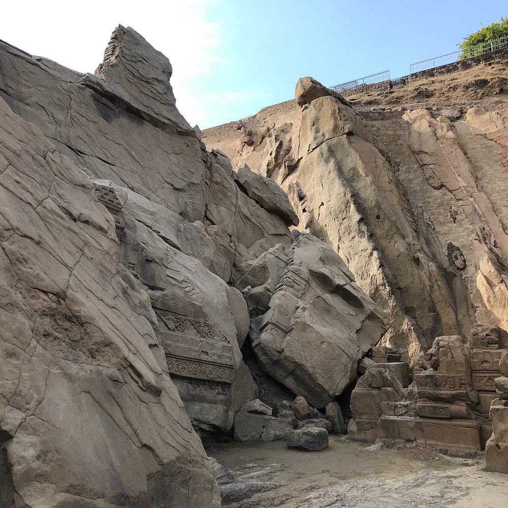 masroor rock cut temple